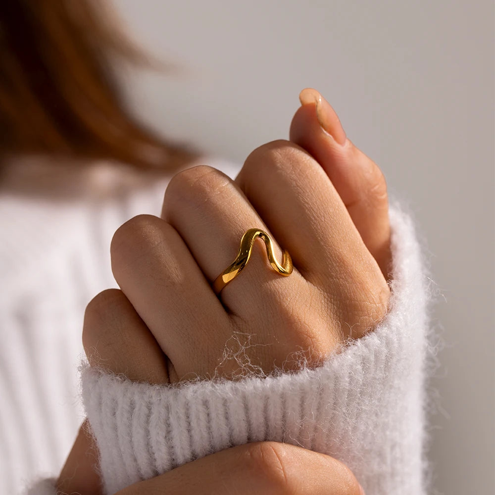 The Wave Adjustable Ring